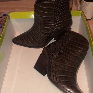 NWT Gianni Bono Maelyie booties